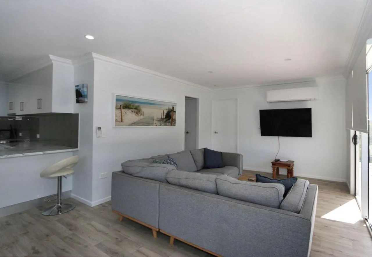 Дом отдыха The Beach House 16 Clarke Street Барбара