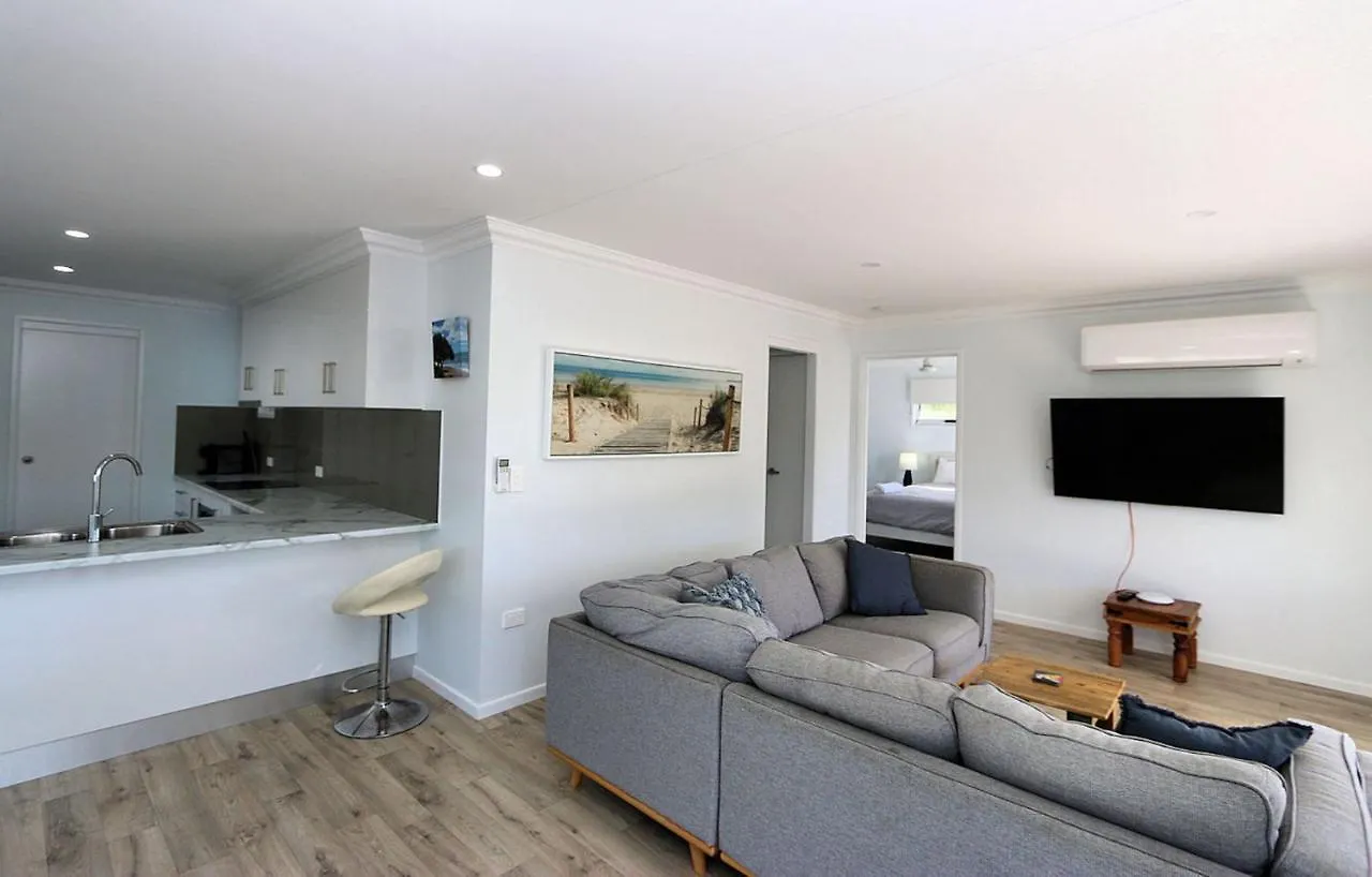 The Beach House 16 Clarke Street Барбара Дом отдыха